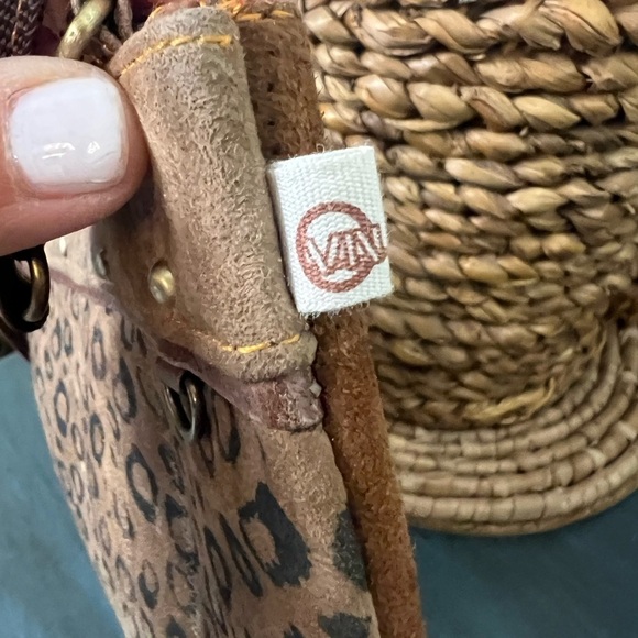 VAAN & CO Leather crossbody with animal print and charms. - Picture 6 of 9